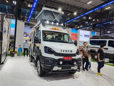 星のバウンドレスIveco Vanlife 4x4オフロードキャンパーバン